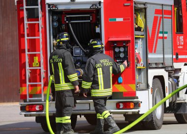 Vicenza, VI, İtalya - 15 Mayıs 2025: italyan itfaiyeciler itfaiye aracıyla şehirde acil bir durum sırasında