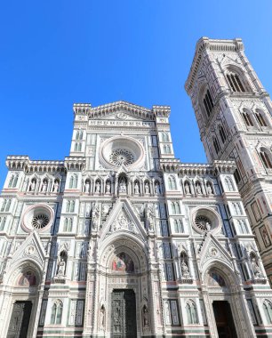 Florence, FI, İtalya - 4 Mart 2025: DUOMO di FiRENZE adlı Katedral 'in alt manzarası ve Giotto Sanatçısı ve mavi gökyüzü Çan Kulesi
