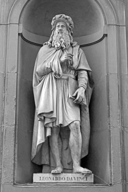 Florence, FI, İtalya - 4 Mart 2025: UFFIZI Müzesi yakınlarındaki LeONARDO DA VINCI adlı ünlü İtalyan Heykeli