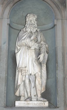 Florence, FI, İtalya - 4 Mart 2025: LEONARDO DA VNCI 'nin heykeli çok ünlü bir İtalyan sanatçı ve mucit ve metin yazarı