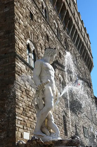 Floransa, FI, İtalya - 3 Mart 2025 Neptün heykeli