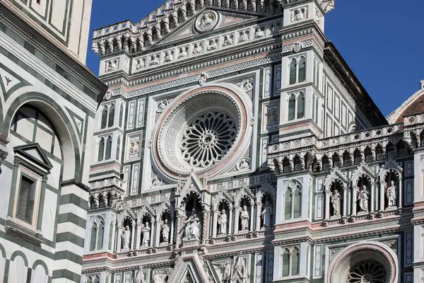 Floransa, FI, İtalya - 4 Mart 2025 Katedral ve büyük Gül Penceresi ve Baptistery ve mavi gökyüzünün köşesi