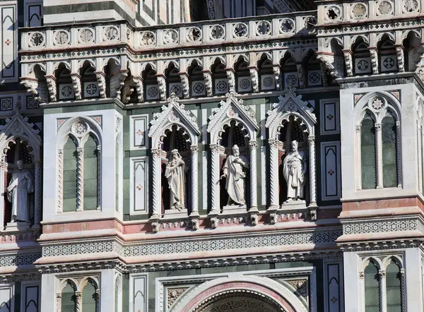 Florence, FI, İtalya - 4 Mart 2025: DUOMO DI FiRENZE adlı Katedral cephesinde Azizler Heykelleri