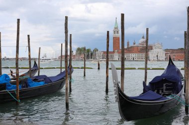 Venedik gölündeki Gondolas botları ve Kuzey İtalya 'daki Venedik Adası' ndaki SAN GIORGIO adlı kiliseyi demirlemiş.