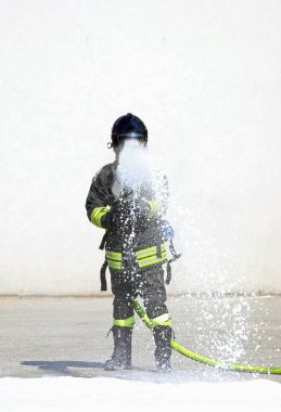 Koruyucu Maskeli ve Oksijen Şişeli İtfaiyeci köpüklü söndürme spreyi