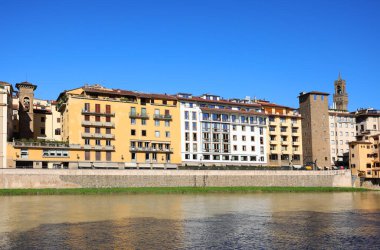 İtalya 'nın Floransa şehrindeki Arno Nehri' nin birçok evi, buidling 'i ve suyu