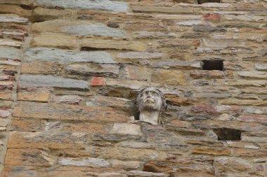 İtalya 'nın Floransa şehrinde efsanevi bir kişi olan BERTA adlı tarihi bir binanın duvarındaki kızın yüzü.
