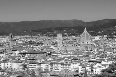 Orta İtalya 'da Floransa' nın Katedral Büyük Kubbe Çan Kulesi 'nin siyah ve beyaz tonlu efektiyle ünlü panoramik