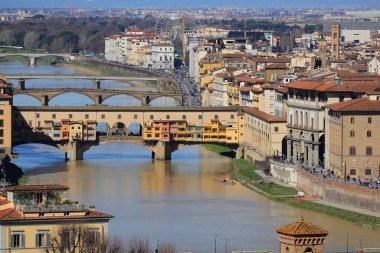 PONTE VECCHIO olarak adlandırılan eski köprü Orta İtalya ve Arno Nehri 'ndeki Floransa Şehri' nin simgesel simgesidir.
