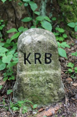 Eski sınır tabelasında KRB harfleri Kronprinz Rudolf Bahn veya Baiser Reich Bahn olarak adlandırılan Antik Demiryolu Taşımacılık Şirketi 'nin 1867' de açılıp 1887 'de kapatılmıştır.
