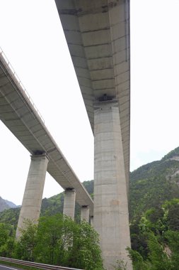 Çok yüksek ve muazzam beton sütunlar üst otoyolu destekliyor.