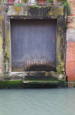 İtalya Venedik 'te bir kanalda su altında kalmış.