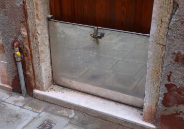 İtalya 'nın kuzeyindeki Venedik Adası' ndaki gelgit yükselmesi durumunda evi korumak için Lekesiz Stgeel 'de bulunan Bulkhead' i de sel girişi olarak adlandırdık.