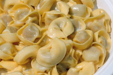 Orta İtalya 'dan bol miktarda taze sarı tortellini. Krema ve tereyağı ile tatlandırılmış.