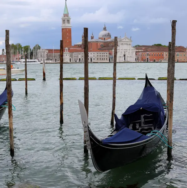Gondol, Giudecca Kanalı 'na demir attı ve Aziz George Bazilikası VENICE İtalya' daki Venedik Gölünde