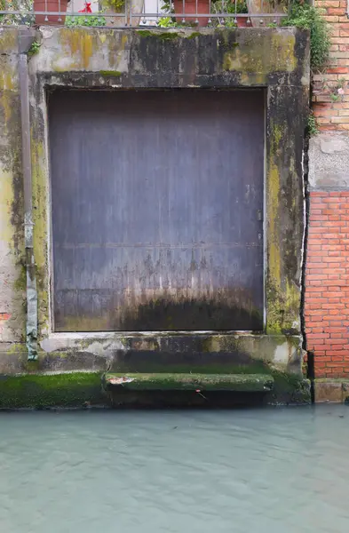 İtalya Venedik 'te bir kanalda su altında kalmış.