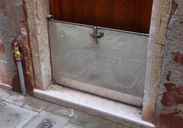 İtalya 'nın kuzeyindeki Venedik Adası' ndaki gelgit yükselmesi durumunda evi korumak için Lekesiz Stgeel 'de bulunan Bulkhead' i de sel girişi olarak adlandırdık.