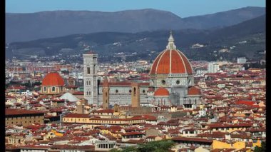 Floransa Duomo 'nun büyük kubbesi ve kuzey İtalya' daki çan kubbesi üzerinde yakınlaştırma etkisi