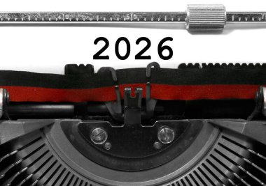 Metin 2026 beyaz kağıt üzerinde eski bir vintage daktilo ile yazılmış