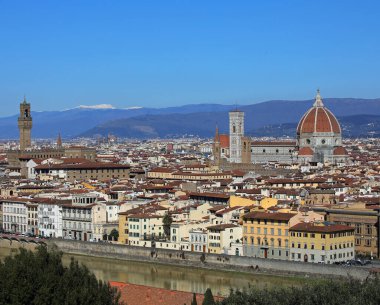 Orta İtalya 'daki Floransa Şehri' nin geniş manzarası Eski Saray Kulesi ve Katedral 'in Büyük Kubbesi gibi canlı ve canlı renklere sahip pek çok ünlü simgeye sahiptir.