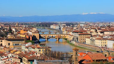 Orta İtalya 'daki Floransa şehrinin Arno Nehri' nin geniş manzarası ve arka plandaki dağlar
