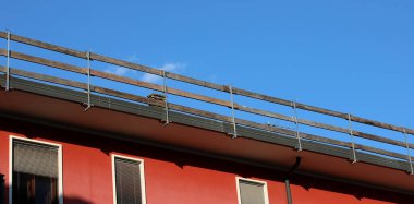 Kalaslarla bariyerin detaylarını çatıya sıkıca yerleştirdik. Dairenin onarımı sırasında düşen işçilerin korunması için.