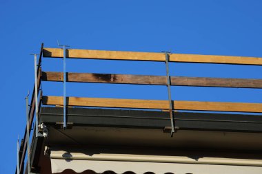 Apartmanın çatısındaki bakım çalışmaları sırasında işçilerin güvenliği için güvenlik engeli