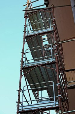 İnşaat alanından demir iskeleler. Binanın bakım çalışmaları sırasında konuta monte edilmiş.