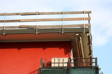 Binanın çatısında bakım sırasında ahşap tahtalarla güvenlik engeli.