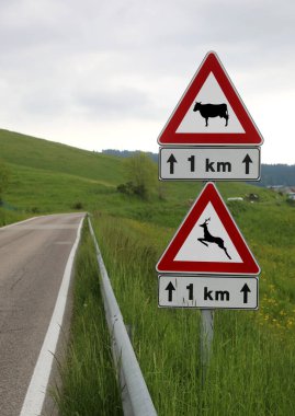 Yol işaretleri, yol boyunca hayvanları geçmenin tehlikesini gösteren hayvanların sembolüyle Avrupa yönetmeliklerine uygundur.