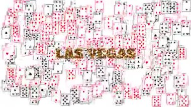 Büyük LAS VEGAS metni parıltılı altın renkli bir yazı tipi ile tüm klasik takım elbiseleri, maça kulüpleri ve elmasları gösteren oyun kartları.