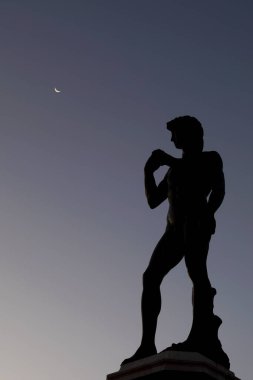 Floransa, FI, İtalya - 3 Mart 2025: İtalya 'nın ünlü heykel sembolünün perde arkası silüeti ve gökyüzünde küçük ay orağı