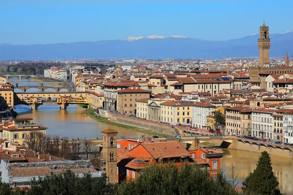 Floransa, FI, İtalya - 3 Mart 2025: FIUME ARNO adı verilen Geniş Nehir ve Orta İtalya 'daki Floransa City' de daha fazla simge