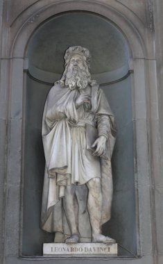 Florence, FI, İtalya - 4 Mart 2025: Uffizi Müzesi yakınlarında Leonardo da Vinci heykeli