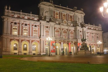 Torino, TO, İtalya - 3 Haziran 2025: İtalyan Risorgimento Müzesi 'nin Carignano Sarayı geceleri CARLO ALBERTO Meydanı' nda sokak lambaları açık