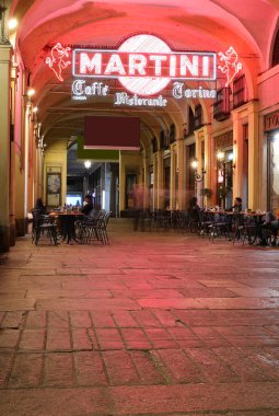 Torino, TO, İtalya - 2 Haziran 2025: Büyük Metin MARTINI ünlü bir İtalyan açık hava barında