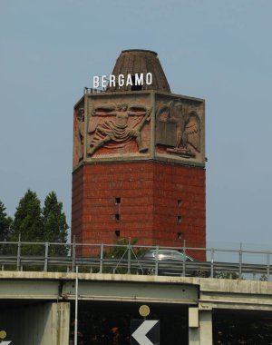 Bergamo, BG, İtalya - 1 Haziran 2025: TORRE DEI VENTI adı verilen eski kuledeki İtalyan şehrinin adı BERGAMO