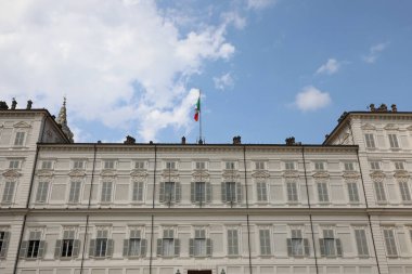 Torino, TO, İtalya - 3 Haziran 2025: PALAZO GERÇEK adlı eski bir saray ve İtalya bayrağı