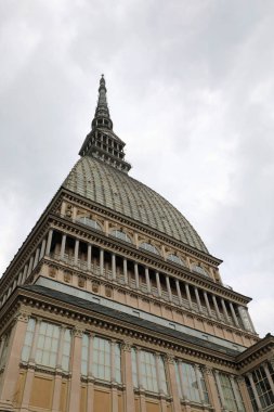 Torino, TO, İtalya - 2 Haziran 2025: MOLE ANTONELIANA alt görünümü denilen bina
