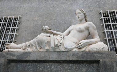 Torino, TO, İtalya - 2 Haziran 2025: FONTANA DEL FIUME DORA olarak adlandırılan alegorik Çeşme Dora Nehri Çeşmesi ve büyük kadın heykeli