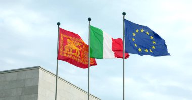 Venezia, VE, İtalya - 6 Mayıs 2025: İtalya 'nın Venezuela Bölgesi ve mavi Avrupa Birliği' nin üç büyük bayrağı