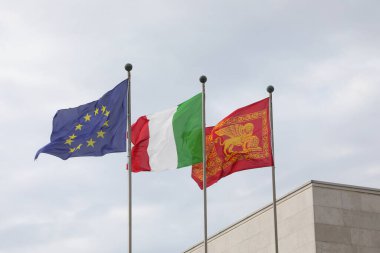 Venezia, VE, İtalya - 6 Mayıs 2025: Üç Büyük Avrupa Birliği İtalyan Bayrağı ve Veneto Bölgesi Bayrağı Altın Aslan