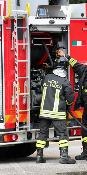 Vicenza, VI, İtalya - 22 Mayıs 2025: İtalyan itfaiyeciler kamyonları, koruyucu kaskları ve üniformalarıyla italyan dilinde itfaiyeciler anlamına gelen metinlerle