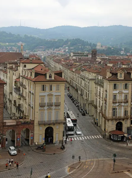 Torino, TO, İtalya - 2 Haziran 2025: VİA PO adı verilen şehrin ve yolun havadan görünüşü ve birçok saray