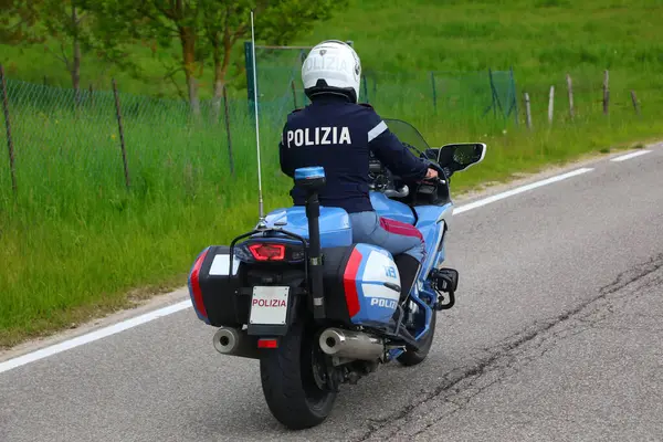 Asiago, VI, İtalya - 25 Mayıs 2025: POLİZIA sözcüğüyle İtalyan motosikleti asfalt yolda hızlı gidiyor