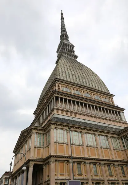 Torino, TO, İtalya - 2 Haziran 2025: MOLE ANTONELIANA adlı ünlü bina