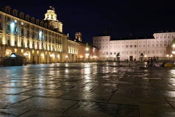 Torino, TO, İtalya - 2 Haziran 2025: Şehir ışıkları ve kubbeli Royal Palace 'ın gece manzarası