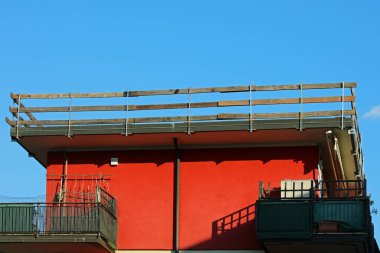 Tahta bariyerler binanın bakım ve onarımı sırasında güvenli bir şekilde çatıya sabitlenir.