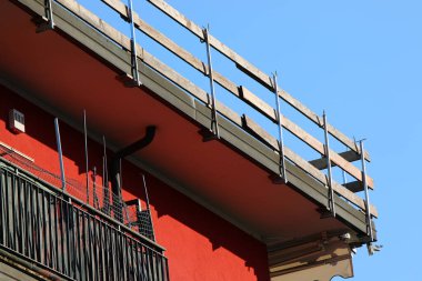 Apartman çatısının bakımı sırasında düşmeye karşı korunmak için çatı çerçevesi boyunca kurulu ahşap korkuluk