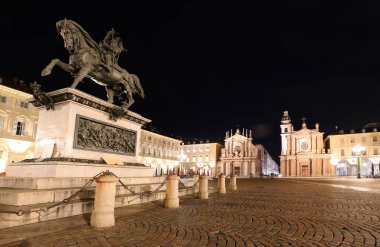 Kuzey İtalya 'da Torino şehrinde Piazza San Carlo adlı geniş meydandaki binicilik heykeli ve ikiz kiliseler.